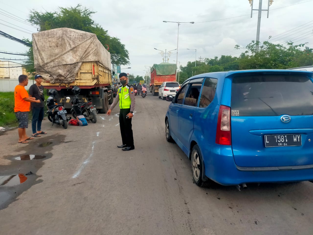 Petugas Satlantas Polres Gresik melakukan olah TKP kejadian kecelakaan lalu lintas di Manyar sore tadi, Minggu (13/11/2022) (Dok)