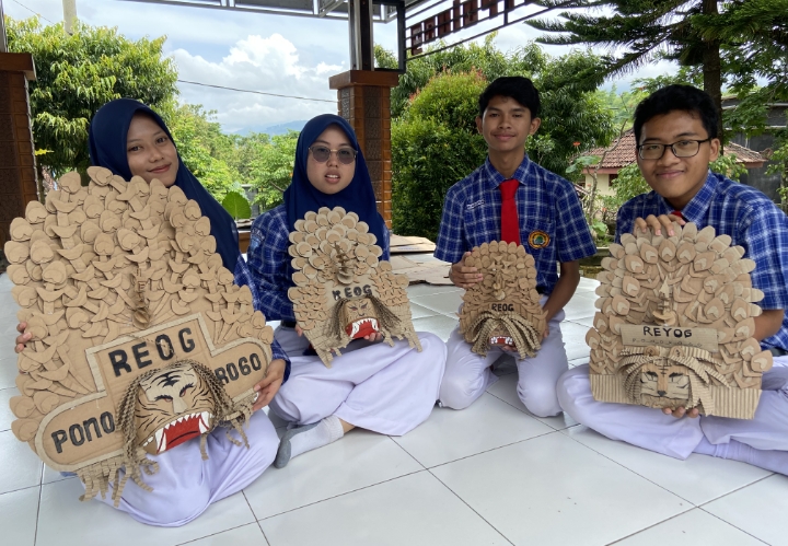 Manfaatkan Kardus, Pelajar SMAN 1 Pulung Bikin Miniatur Reog Ponorogo
