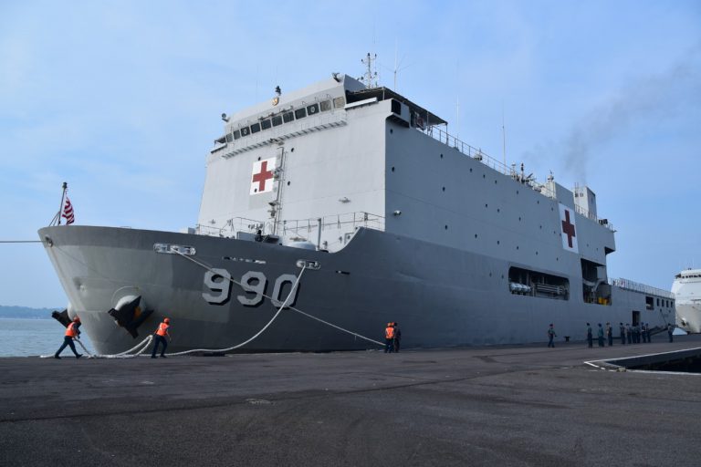 Gelombang Tinggi, Distribusi Logistik dan Sembako ke Bawean Dikirim Pakai Kapal Perang