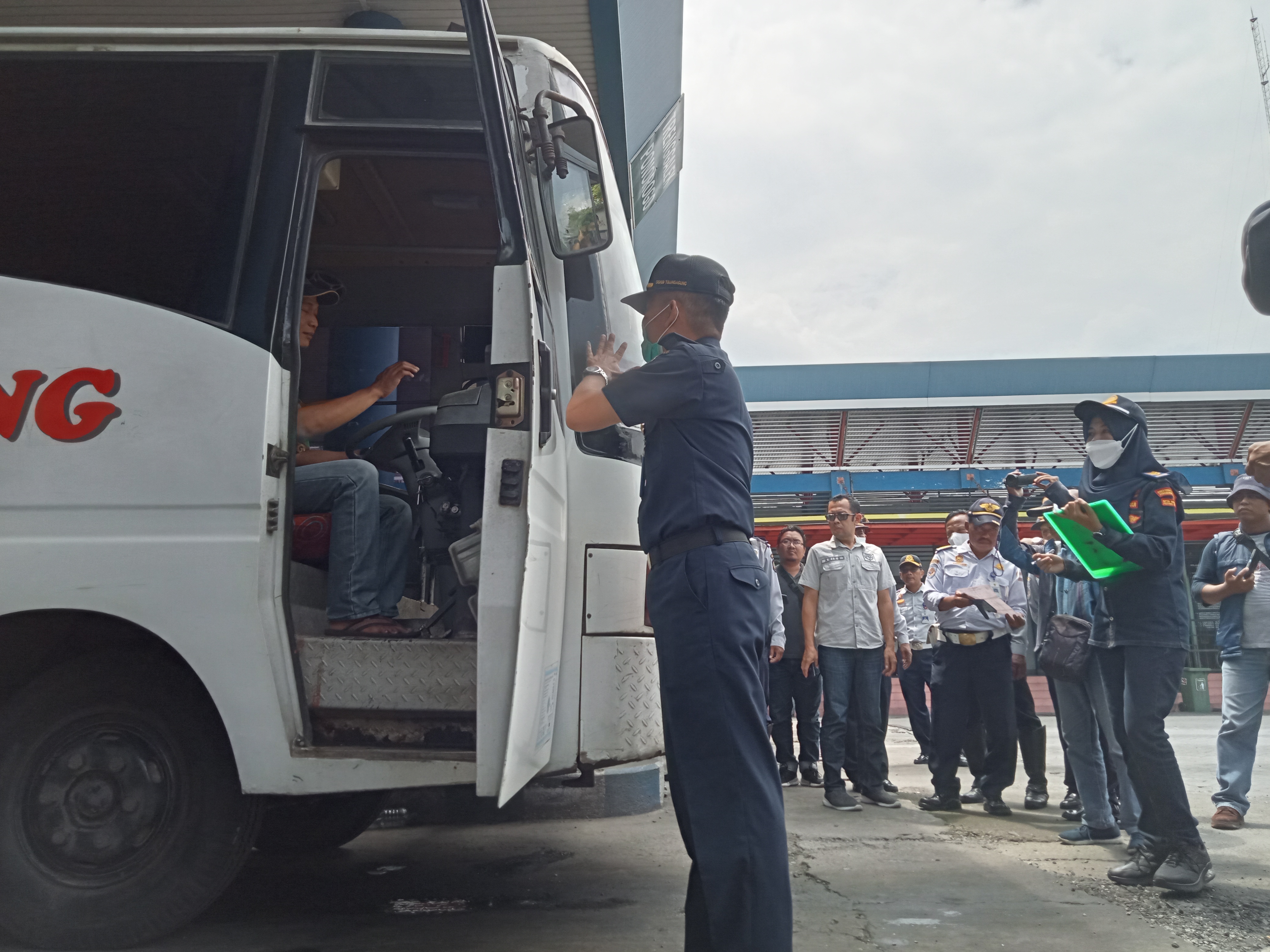 Petugas Gabungan Pastikan Kelayakan Kendaraan dan Pengemudi di Terminal Gayatri Tulungagung