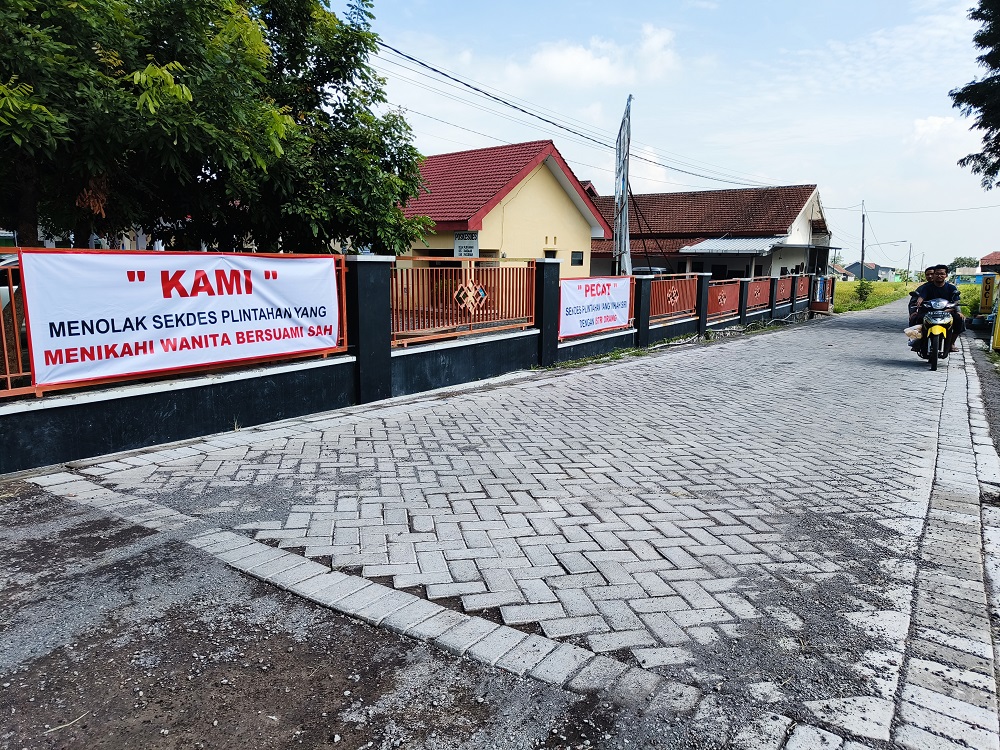 Oknum Perangkat Diduga Nikahi Wanita Bersuami, Spanduk Penolakan Bertebaran di Desa Plintahan