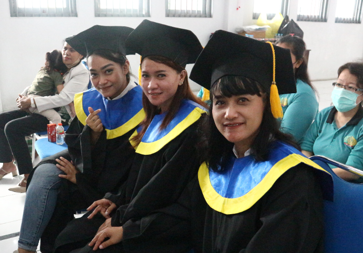 Lulus Sarjana, Tiga Narapidana Perempuan Lapas Porong Diwisuda