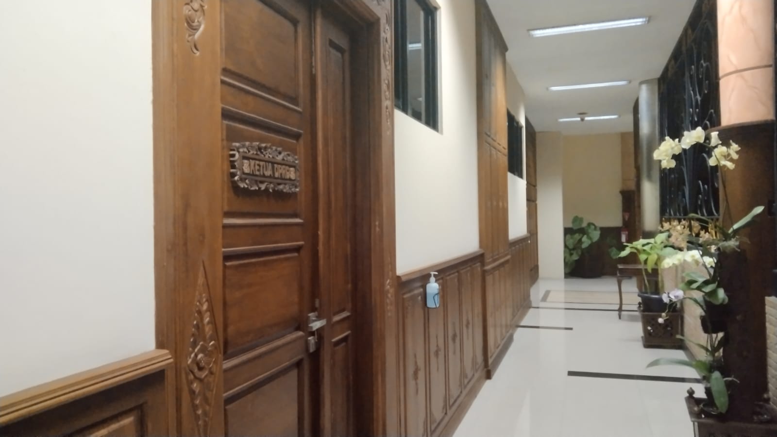 Gedung DPRD Jatim Sepi Pasca OTT, Paripurna Batal hingga Pilih Ngurusin Kucing