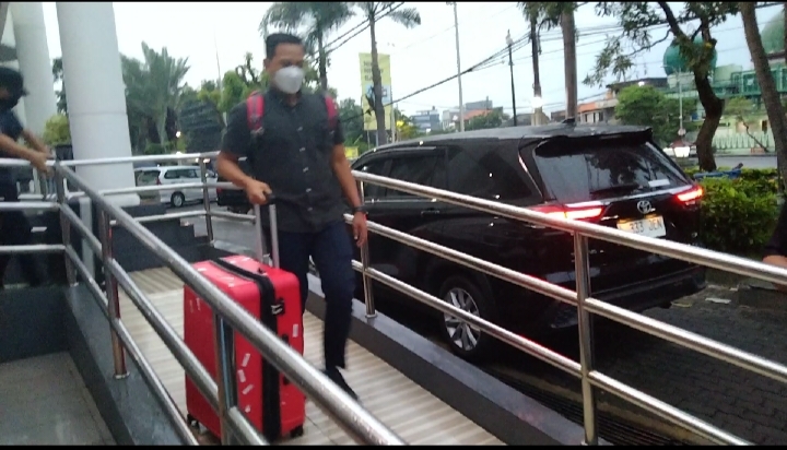5 Jam Penggeledahan DPRD Jatim, KPK Amankan Enam Koper