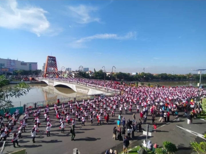Warga Surabaya Tumpah Ruah Saksikan Pemecahan Rekor Muri Tari Remo Masal