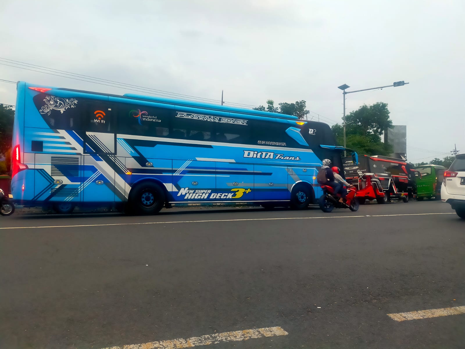 Ada di Bahu Jalan, Parkir Liar Pasar Wisata Cheng Hoo Pandaan Ganggu Lalin
