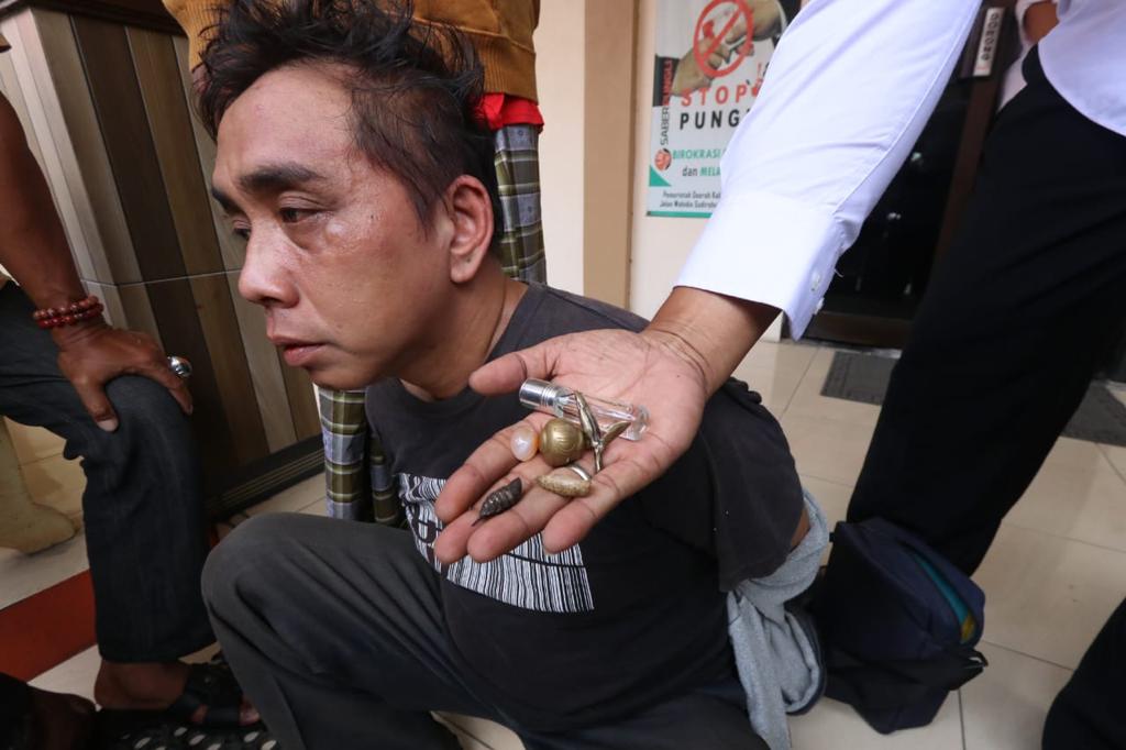 Maling Motor di Gresik Ini Dihajar Warga, Ternyata Ditemukan Bawa Jimat