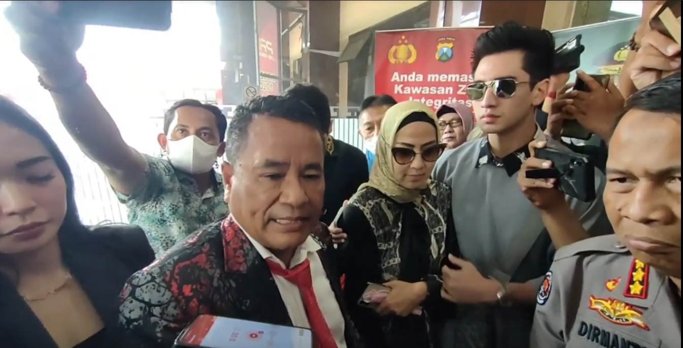 Serahkan Bukti Medis KDRT , Venna Melinda dan Hotman Paris Datangi Polda Jatim