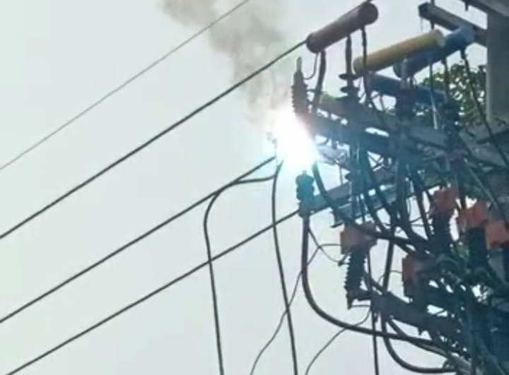 Kebakaran Sambungan Listrik di Depan WEP Gresik Sempat Bikin Panik