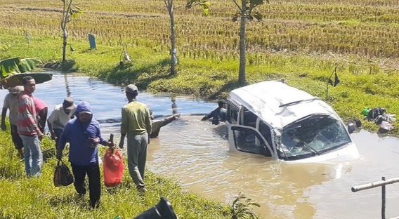 Panik Saat Mendahului, Mobil Siaga Rombongan Emak-emak Kondangan Tercebur Sungai di Bojonegoro