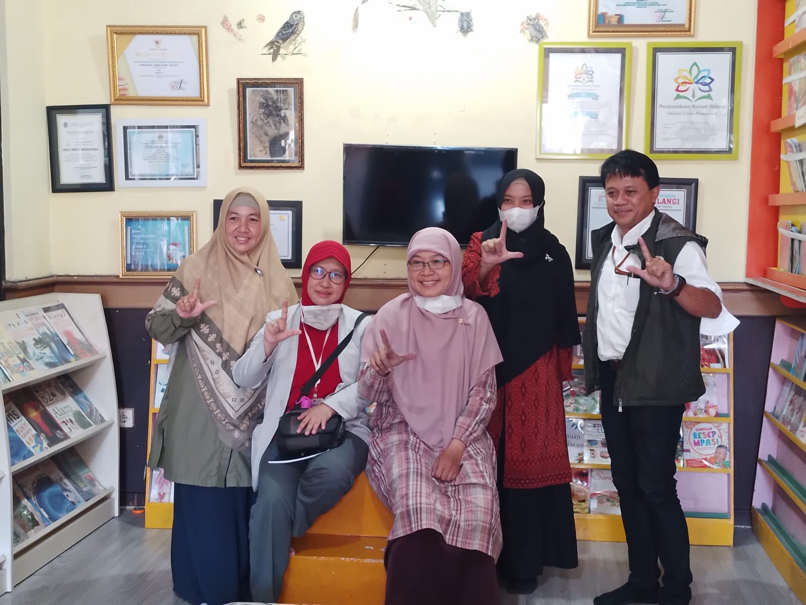 Menilik Rumah Pelangi Gresik, Membangun Minat Baca Anak dan Tempat Belajar Membatik