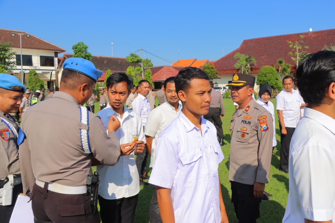 Pastikan Anggota Tampil Rapi, Wakapolres Jombang Lakukan Pengecekan Langsung