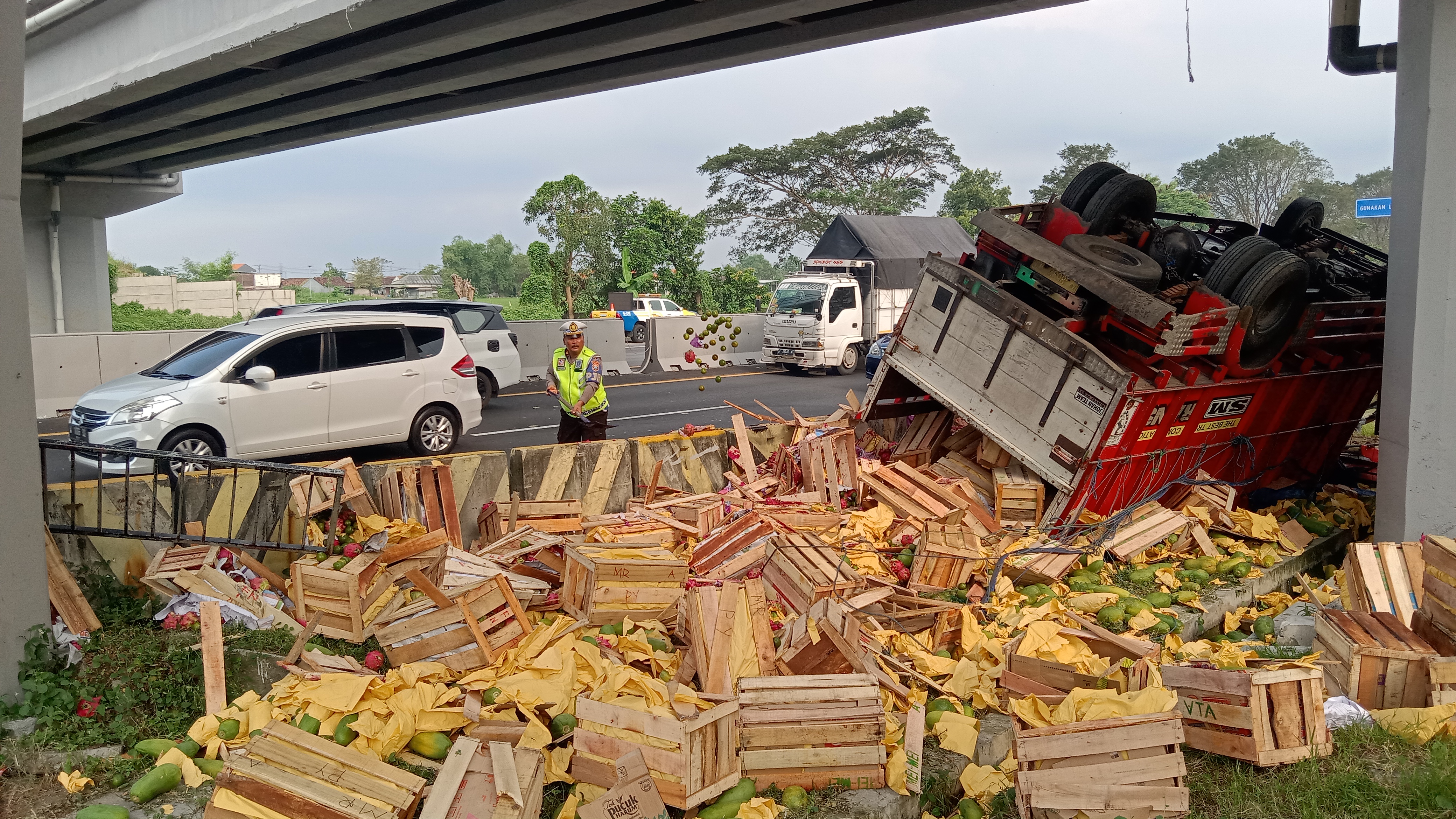 Sopir Ngantuk Truk Terbalik di Tol Sidoarjo, Muatannya Jadi Rebutan Warga