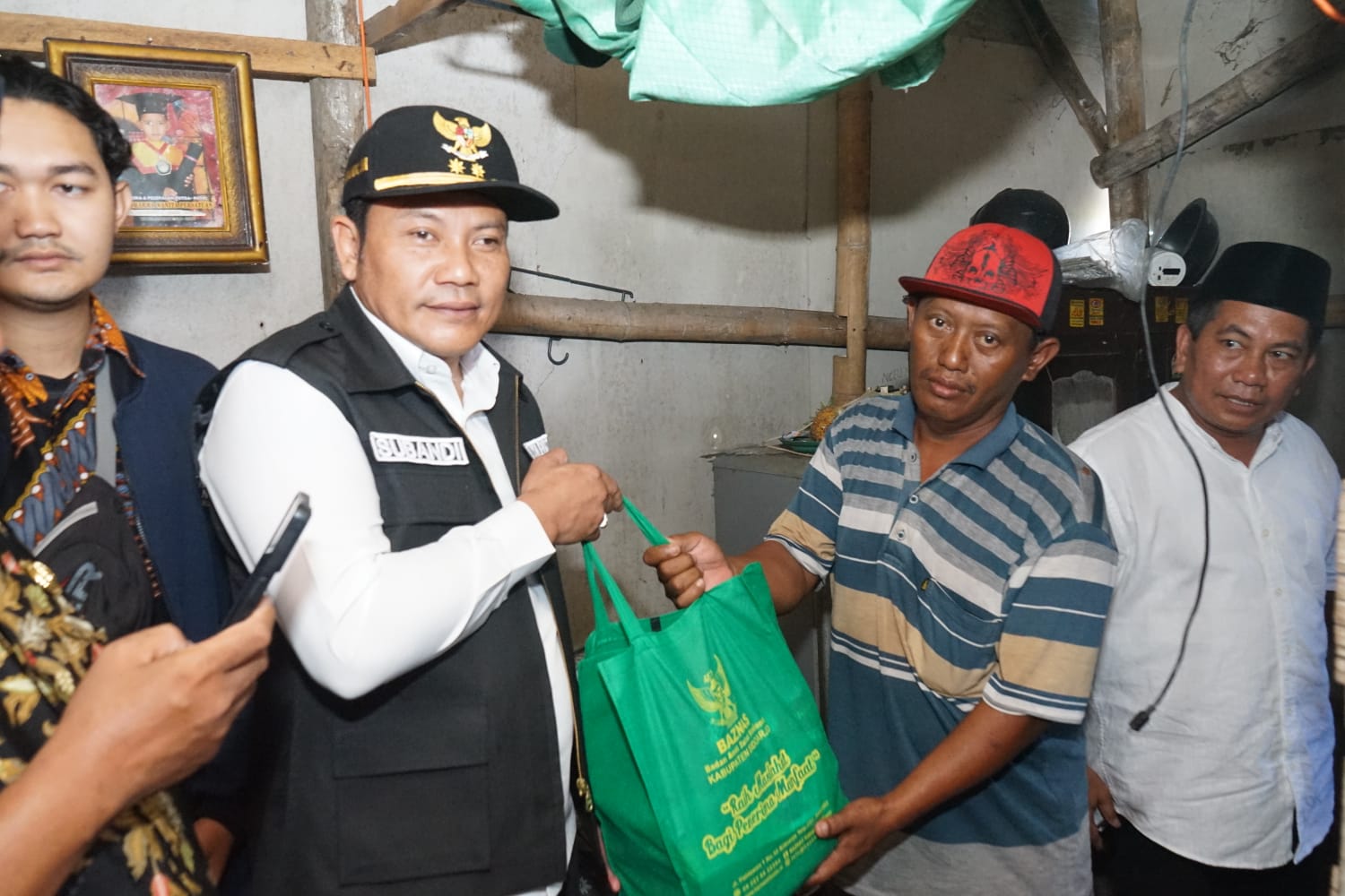 Prihatin Kondisi Ponisri, Wabup Subandi Beri Bantuan Bedah Rumah dan Pengobatan