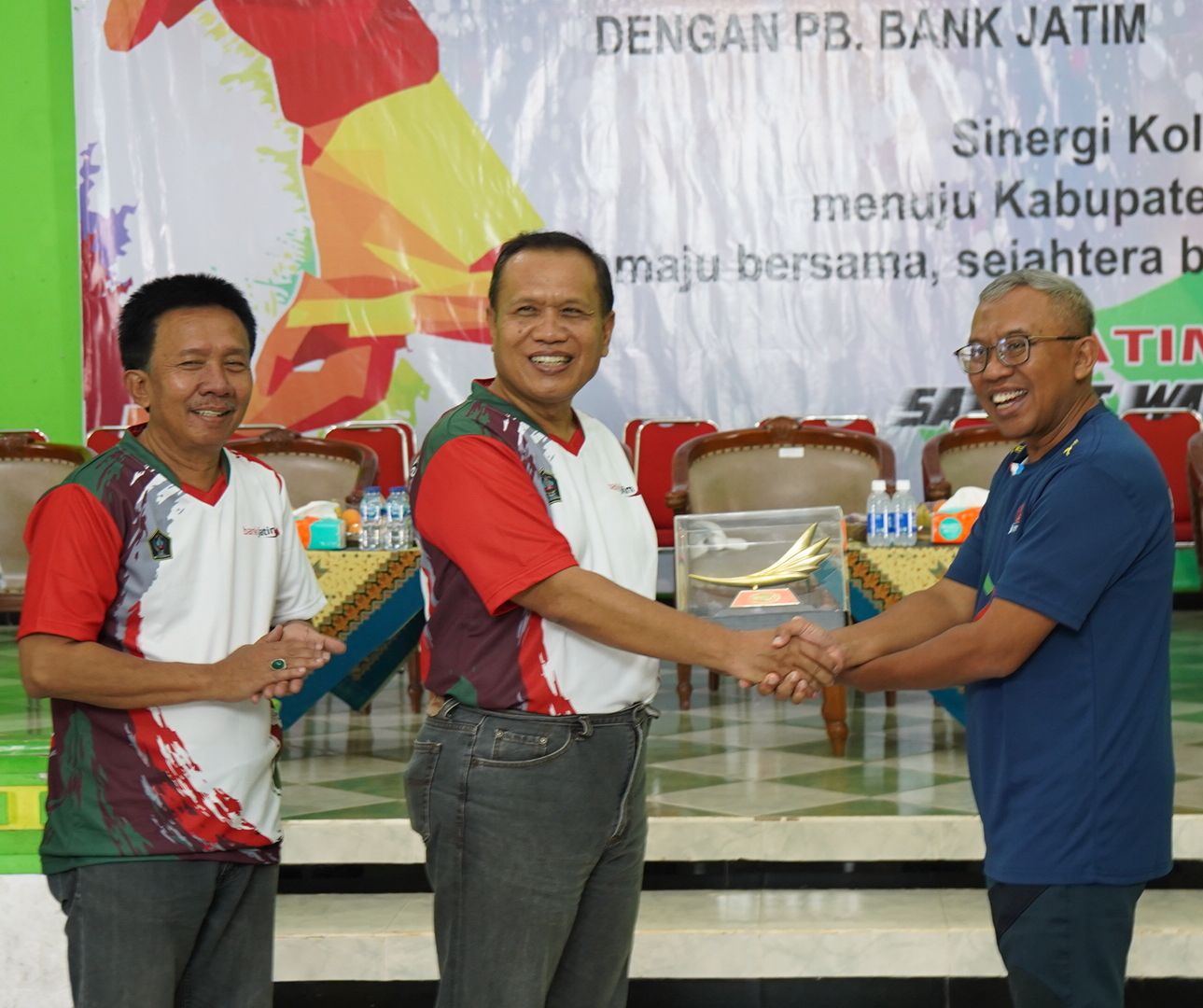 Terapkan Work Life Balance, Insan Bank Jatim Ikuti Pertandingan Persahabatan Bulu Tangkis