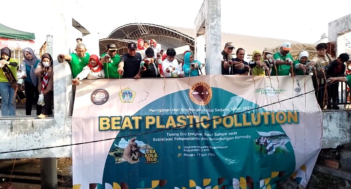 Relawan Eco Enzym Gresik Bersama Smelting Lakukan Sosialisasi dan Seterilisasi Sungai