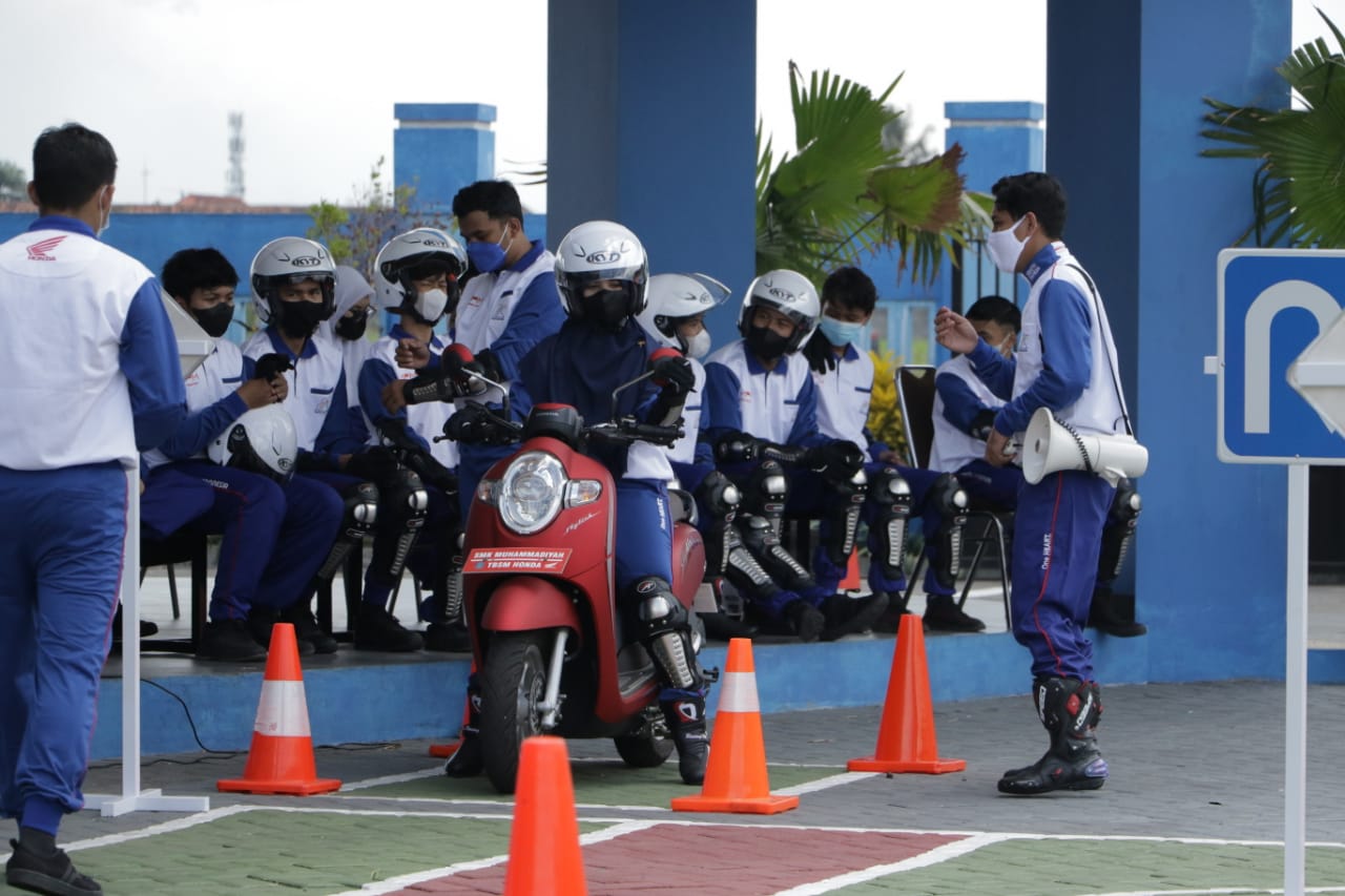 Back To School Dengan #Cari Aman Berkendara