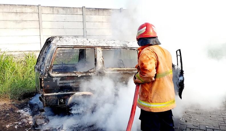 Mobil Carry Jadul di Gresik Ini Tiba-tiba Terbakar, Beruntung Pemiliknya Selamat