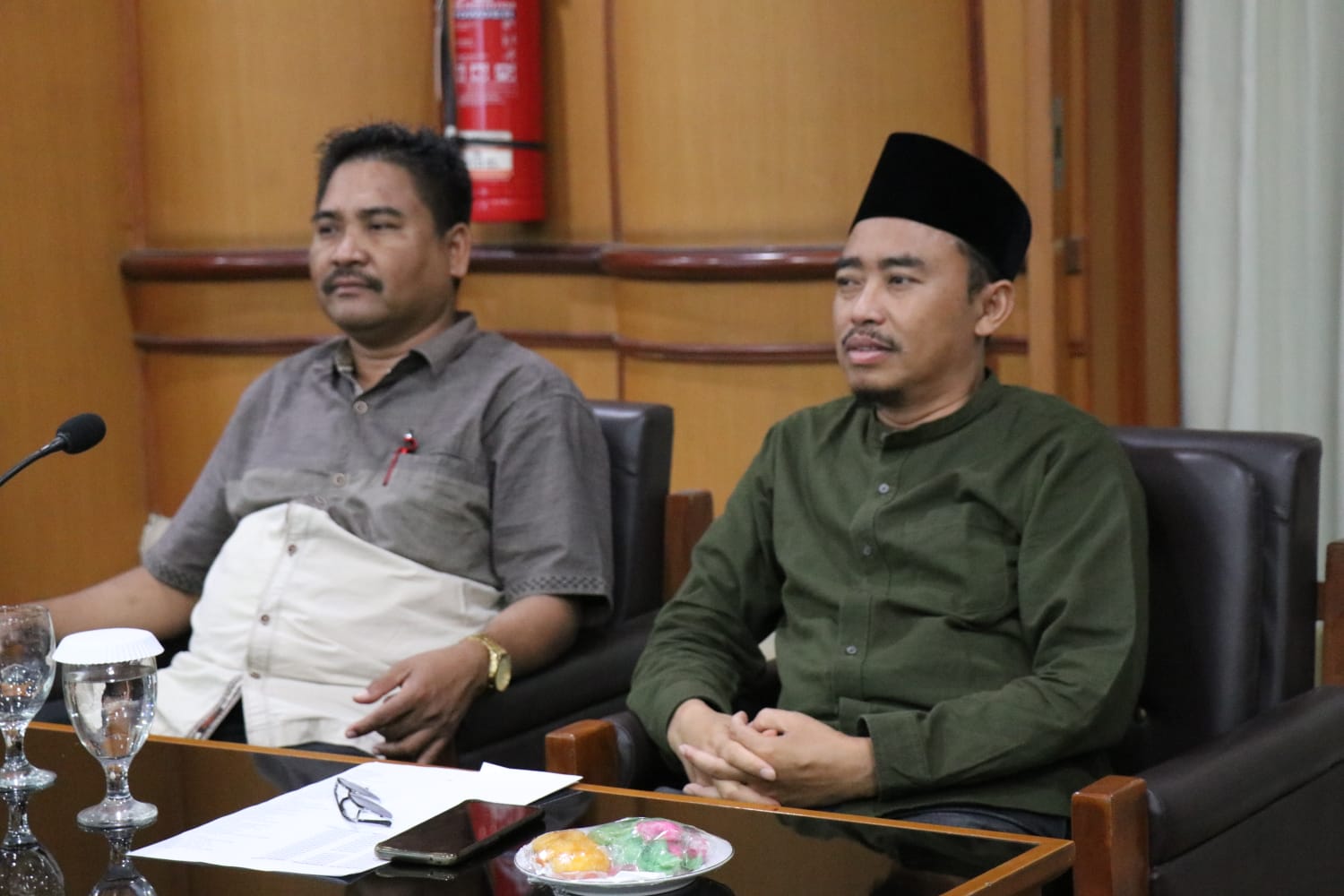 Berhemat, Rapat Banggar DPRD dan Tim Anggaran Pemkab Gresik Hanya Disuguhi Jajan di Atas Lepek