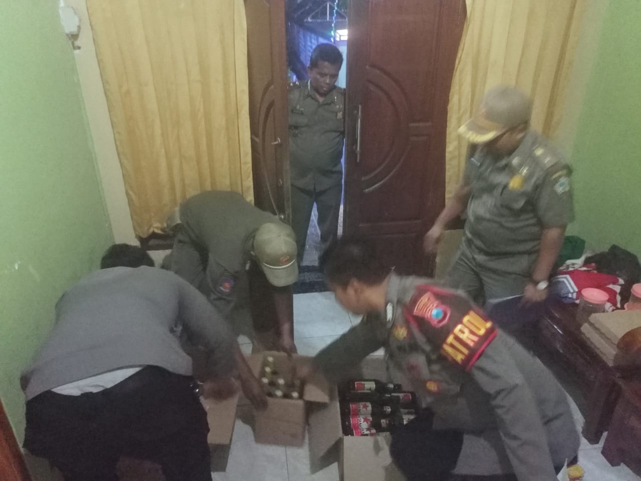 Operasi di Gresik Utara, Satpol PP Temukan Miras dan Menduga Ada Prostitusi Terselubung