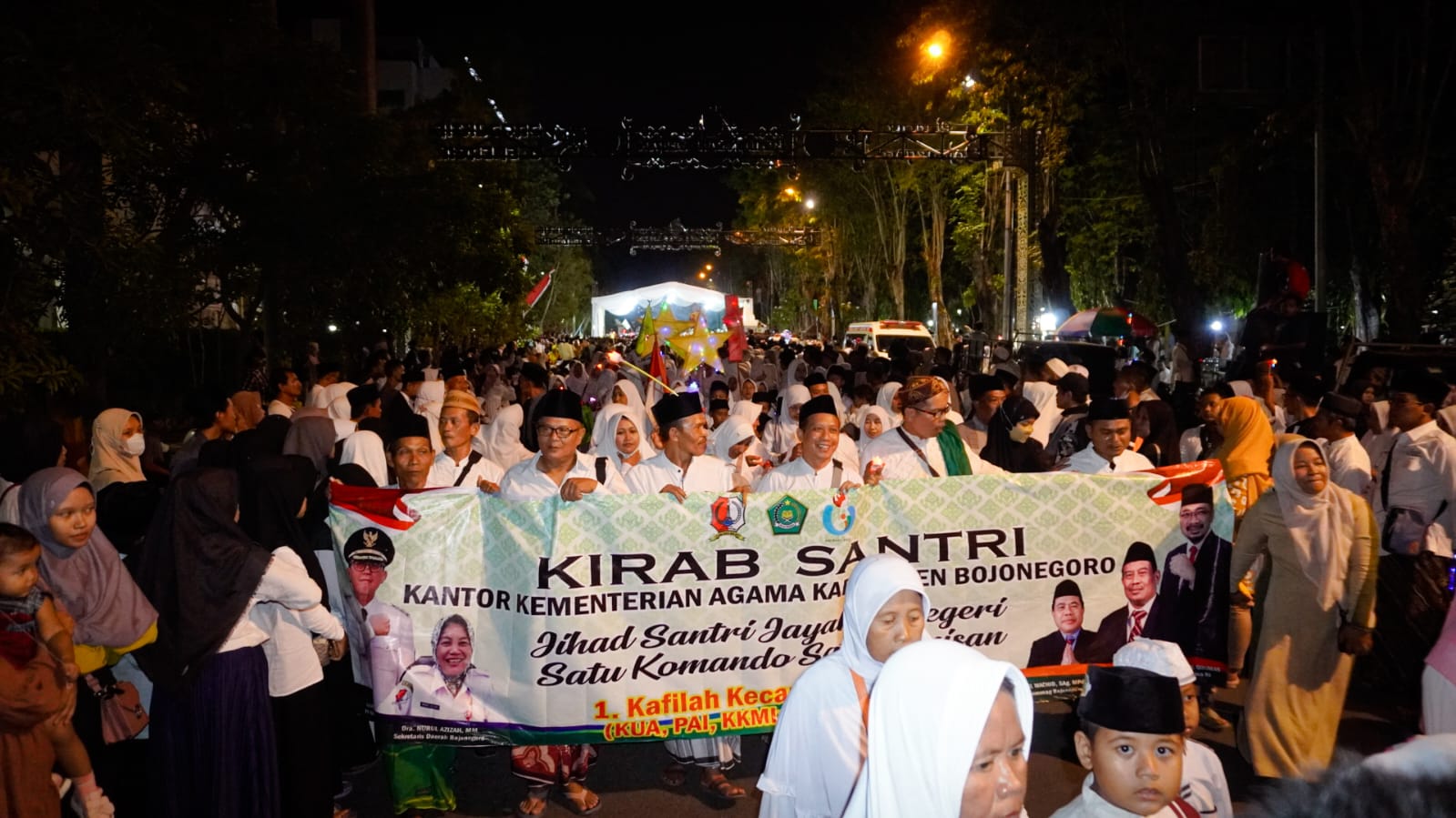 Ribuan Santri Bojonegoro Ikuti Pawai Ta'aruf, Meriahkan Puncak HSN 2023 di Alun - Alun