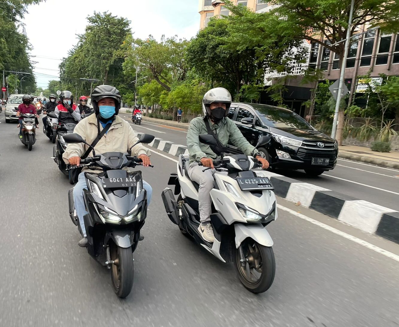 Tips Berkendara Motor Saat Hujan, Cek Kondisi Ban Motor Dulu