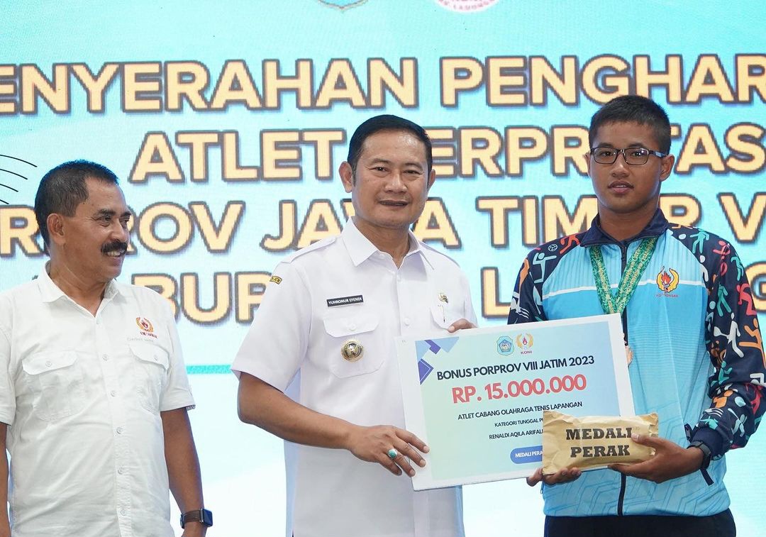 Bupati Lamongan Serahkan Bonus Atlet Peraih Medali Porprov VIII
