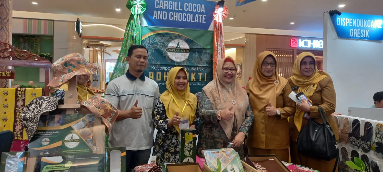 Wabup Gresik Kagumi Batik Motif Mangrove UMKM Adhi Mukti Binaan Cargill