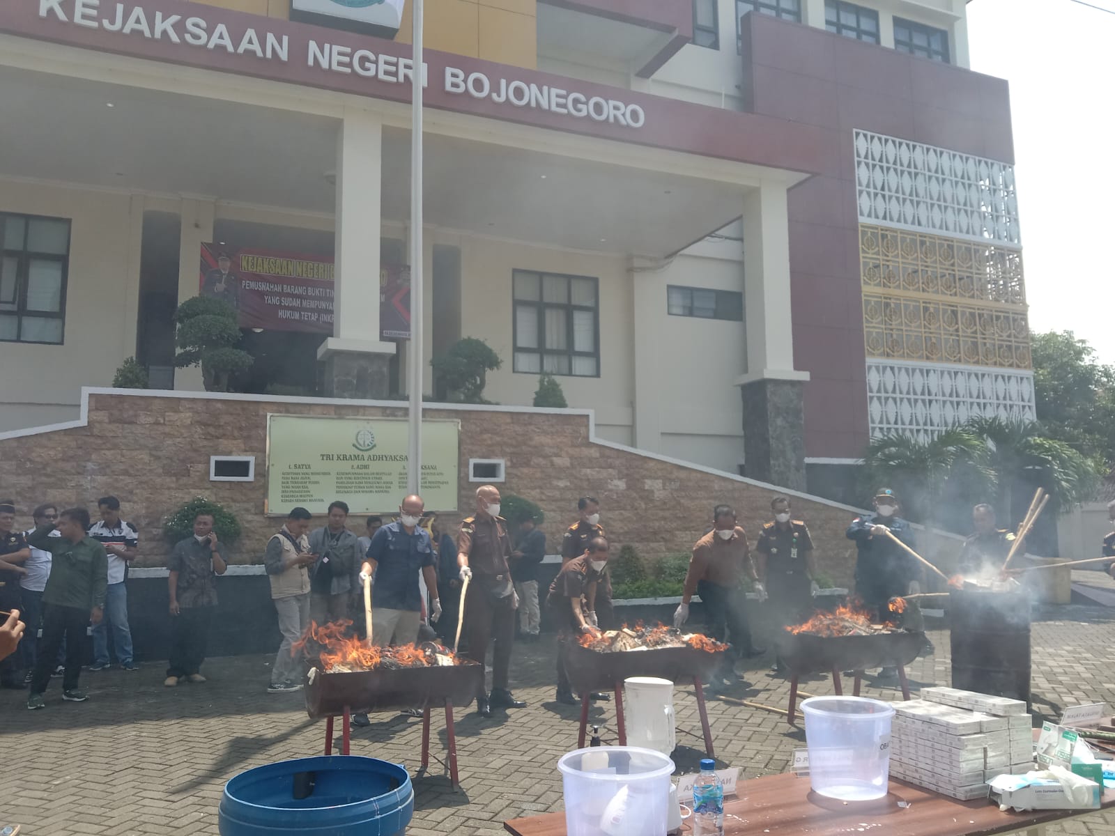 Kejari Bojonegoro Musnahkan Barang Bukti Kejahatan, Ada 1 Juta Batang Rokok Ilegal
