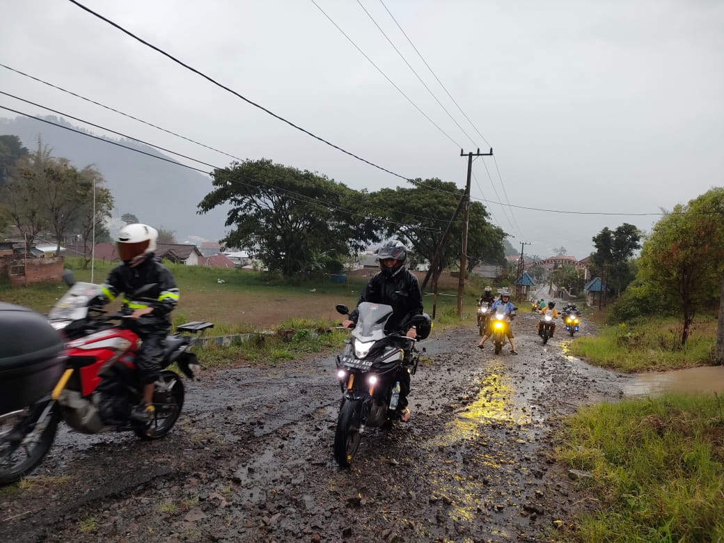 Cari aman Berkendara Saat Hujan, Pengendara Wajib Tahu