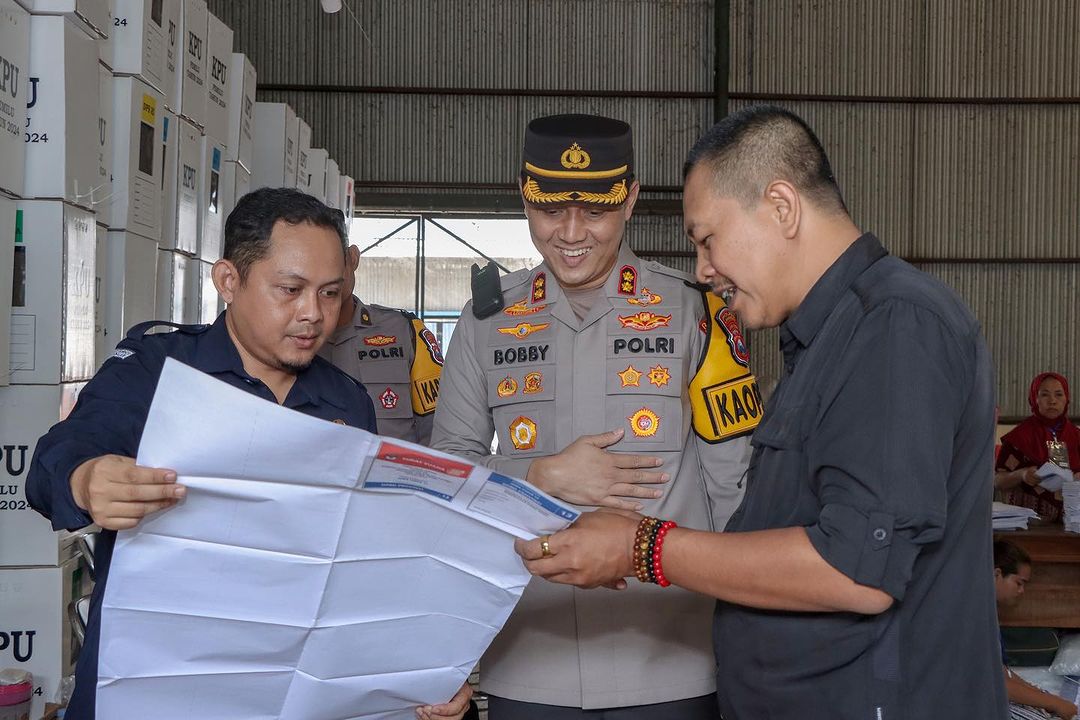 Jelang Pemilu 2024, Kapolres Lamongan Pantau Proses Pelipatan Kertas Suara di KPU Lamongan