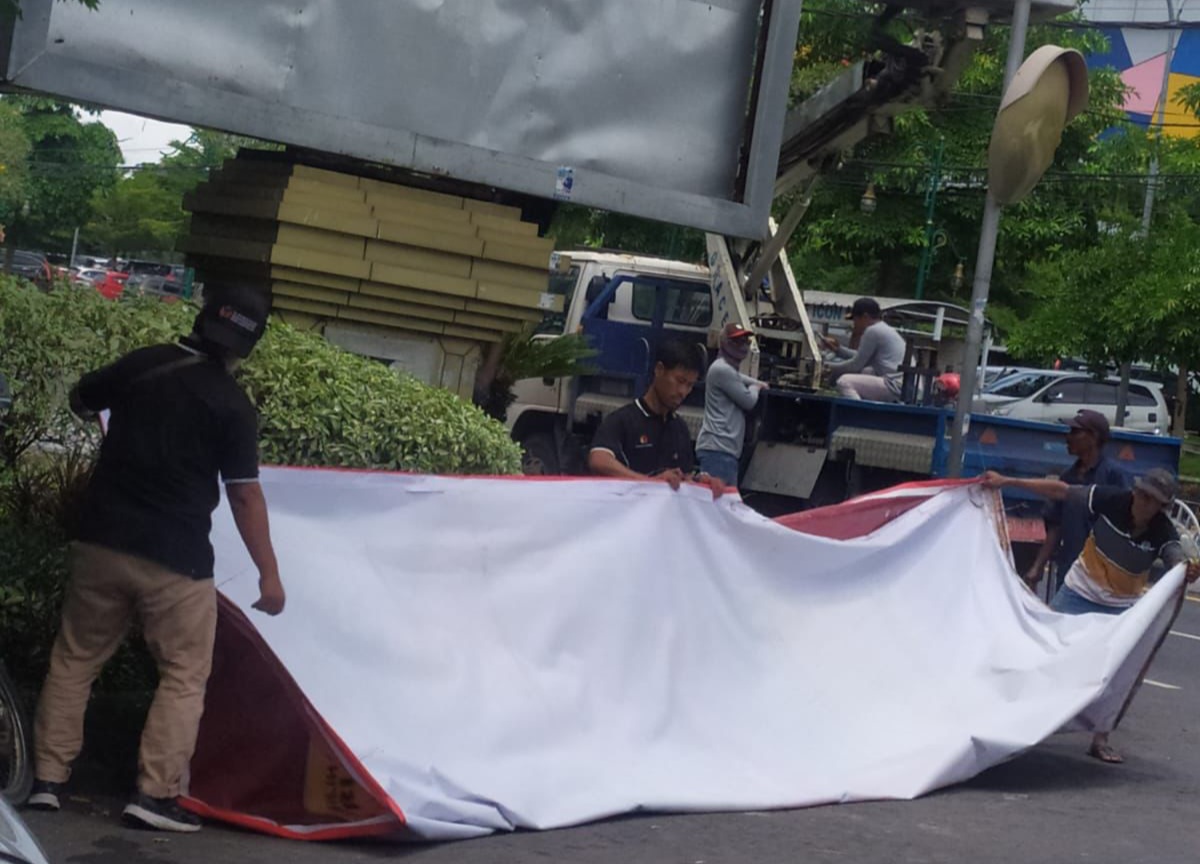 Bawaslu dan Satpol PP Gresik Mulai Bersih-Bersih APK
