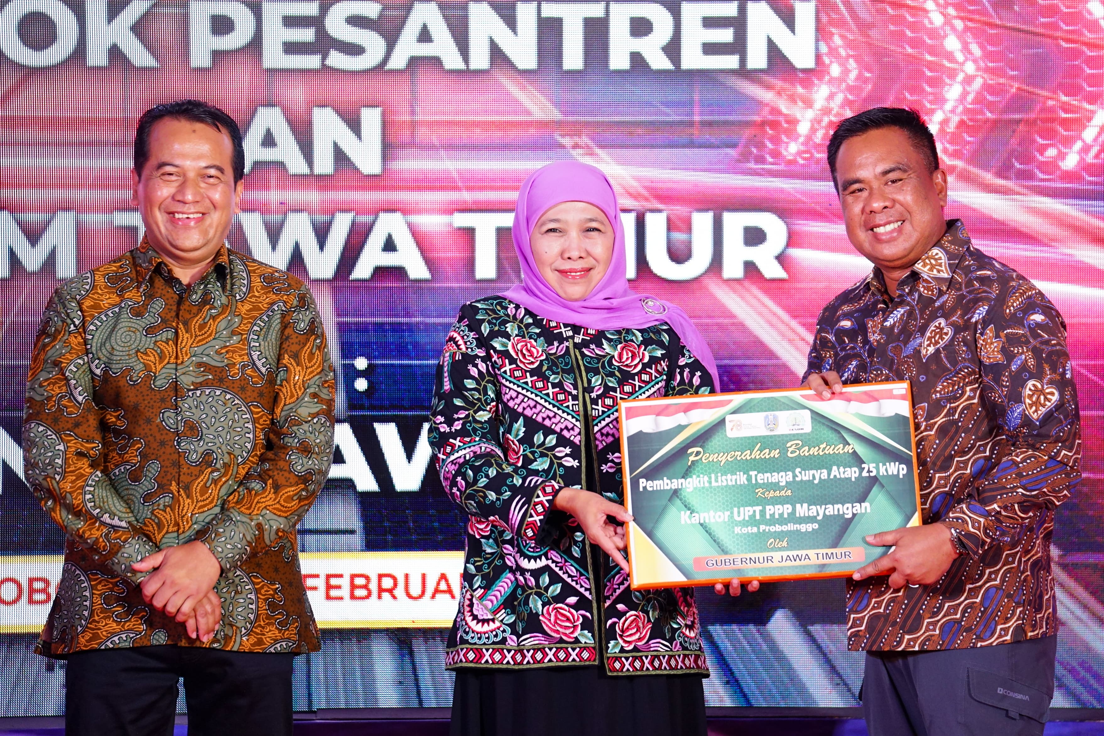 Sehari Sebelum Akhir Masa Jabatan Khofifah Resmikan PLTS Atap di Kota Probolinggo Untuk Kantor Pemerintah, Ponpes, dan UMKM