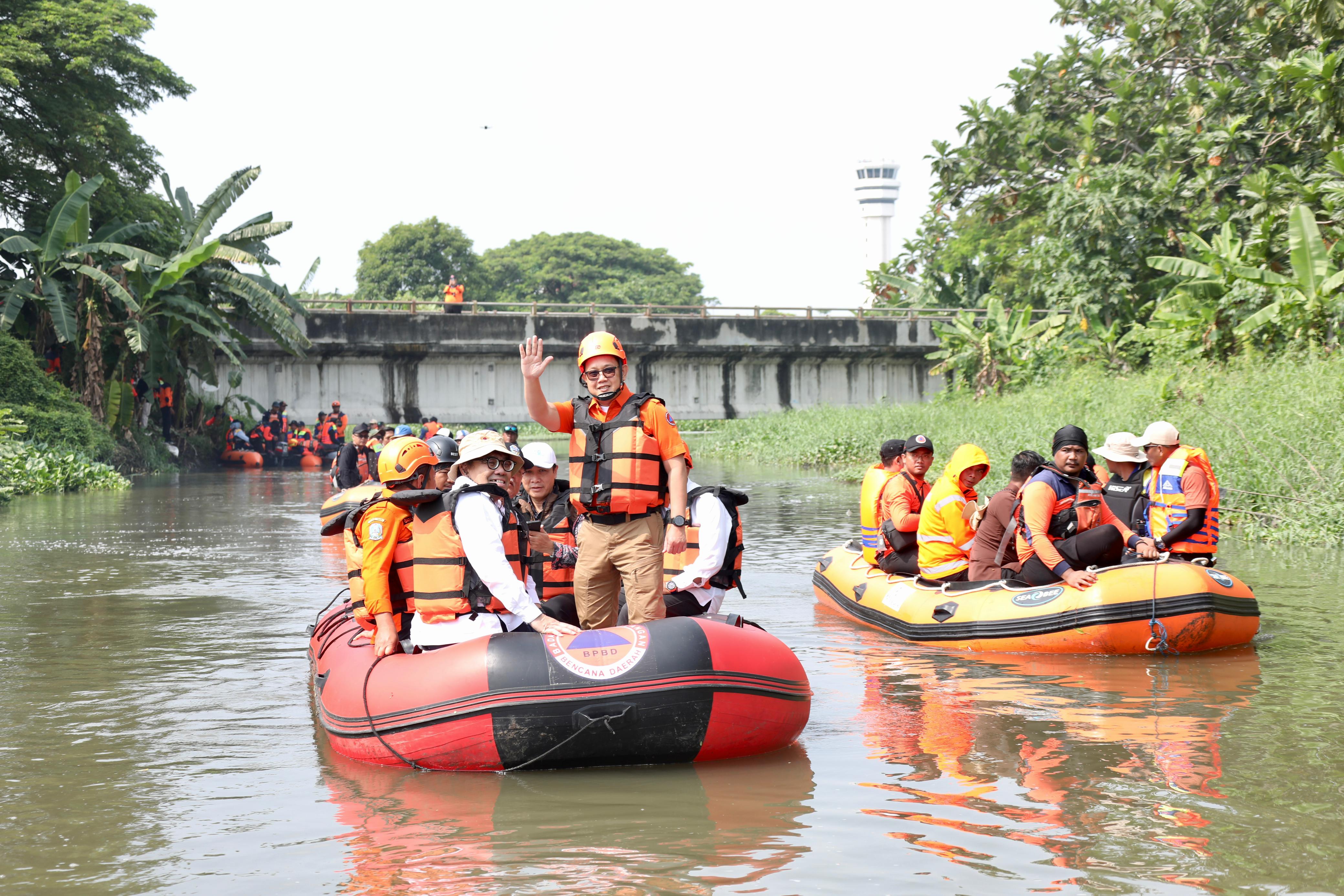Plh Gubernur Jatim Susur Sungai dan Lakukan Pembersihan Eceng Gondok di Kali Buntung