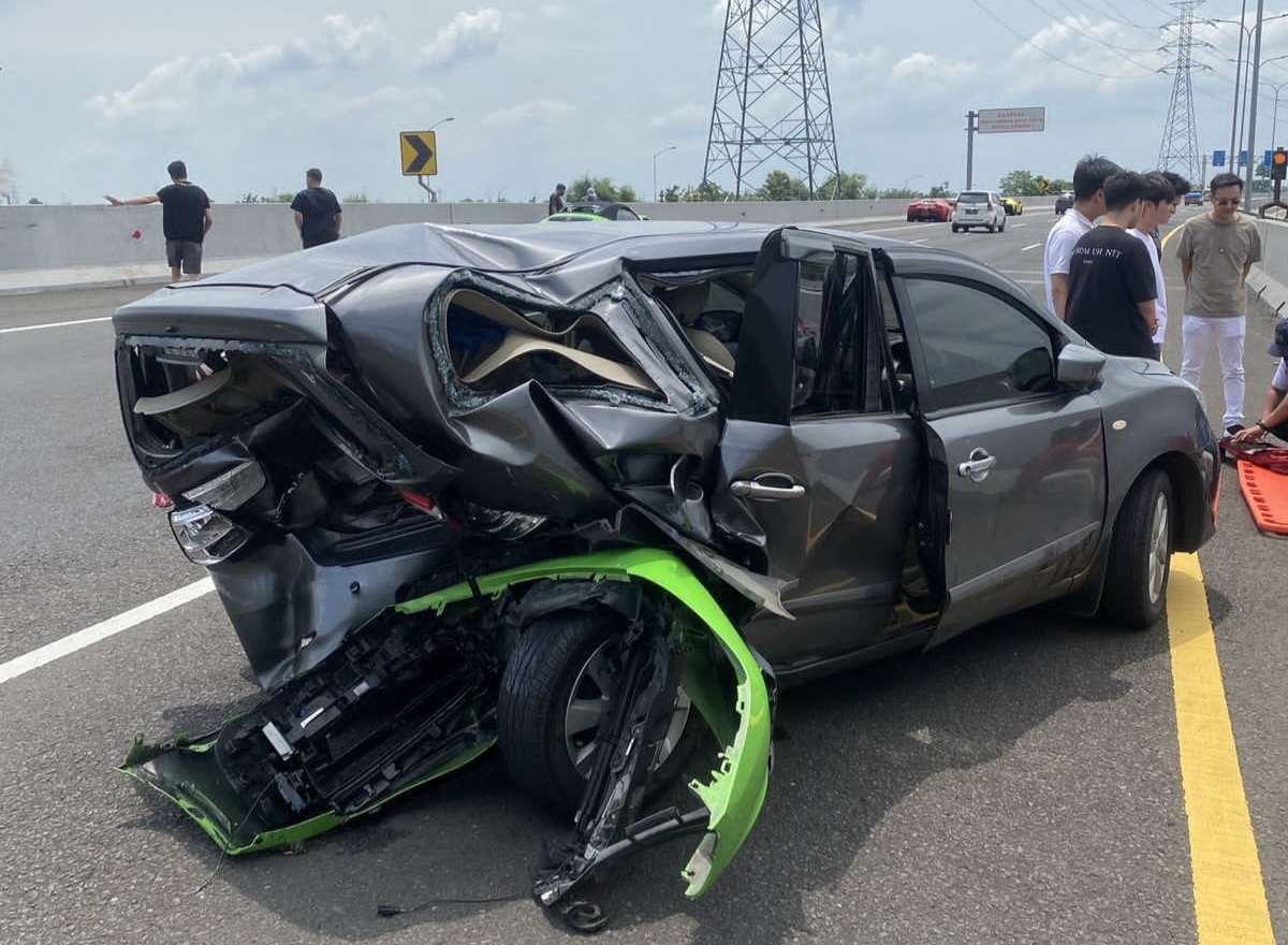 Porsche Seruduk Livina Hingga Remuk di Tol Porong