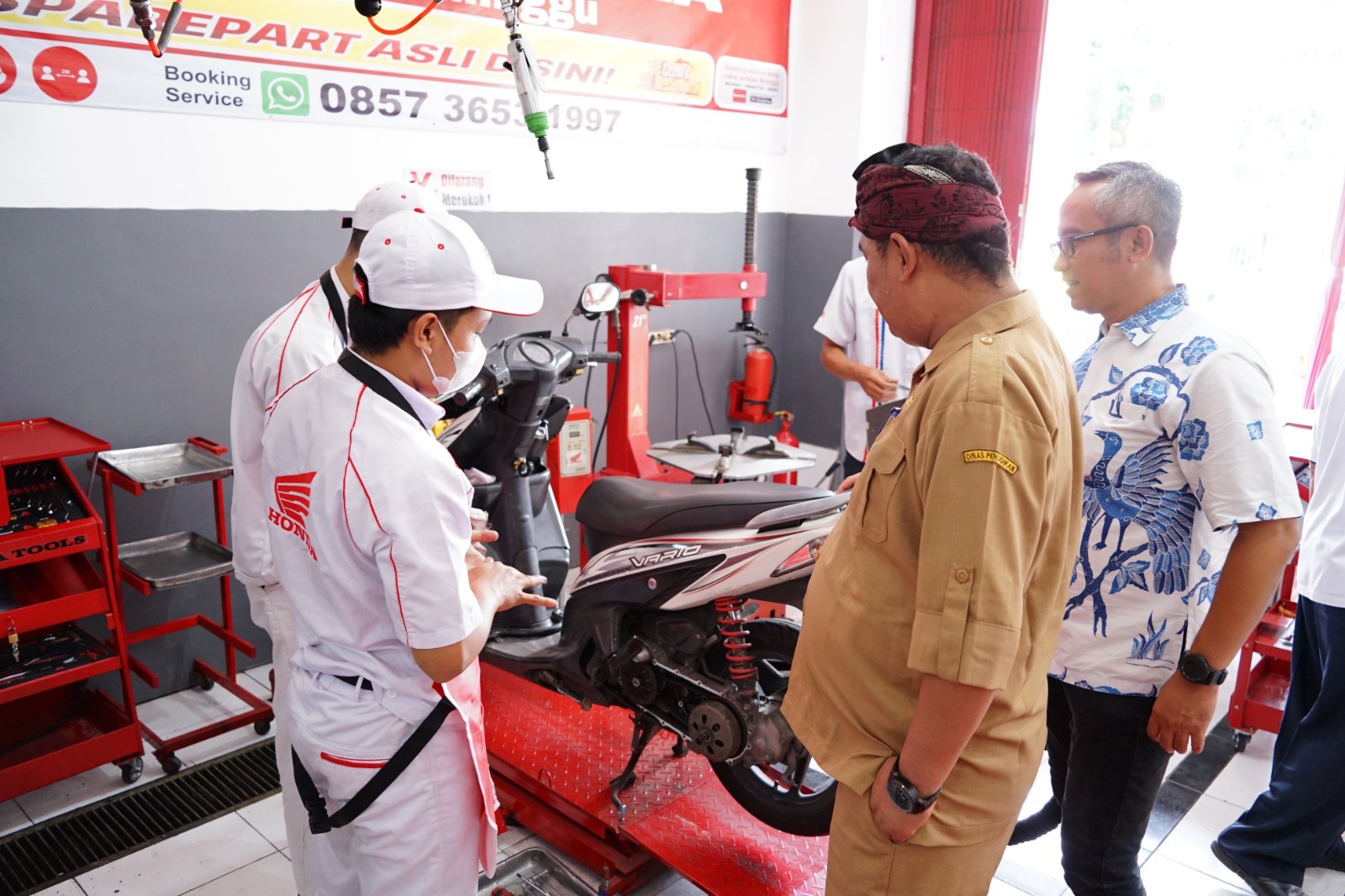 Perkuat Sinergi Dunia Pendidikan, MPM Honda Jatim Resmikan Program Vokasi Berbasis TEFA di SMK Al Huda Kediri