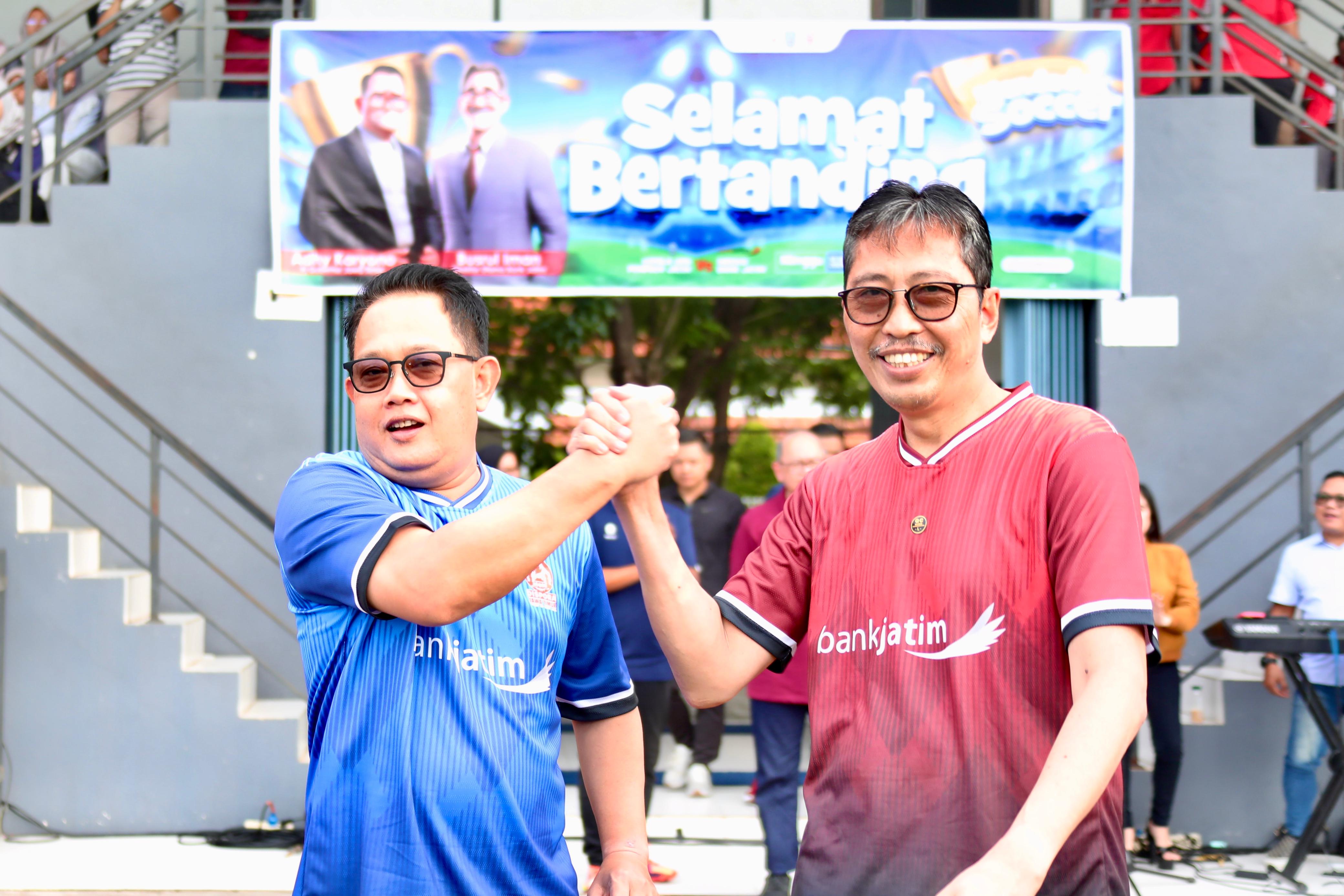 Melihat Serunya Mendadak Soccer, Laga Sepak Bola Persahabatan Antara Pemprov dan Bank Jatim