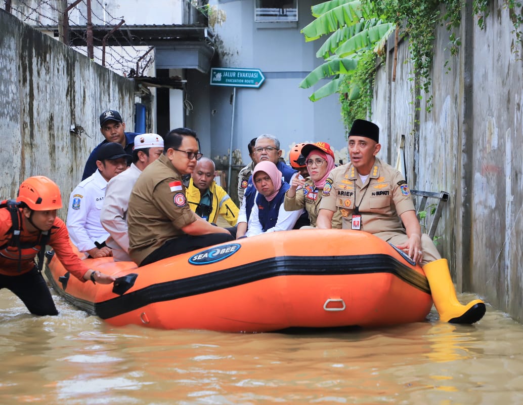 Gerak Cepat Tinjau Banjir di Blega Bangkalan, Pj Gubernur Adhy Pastikan Evakuasi Masyarakat Rentan Diutamakan dan Segera Normalisasi DAS