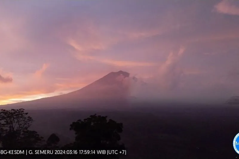 Sabtu Malam, Gunung Semeru Alami Erupsi 2 Menit