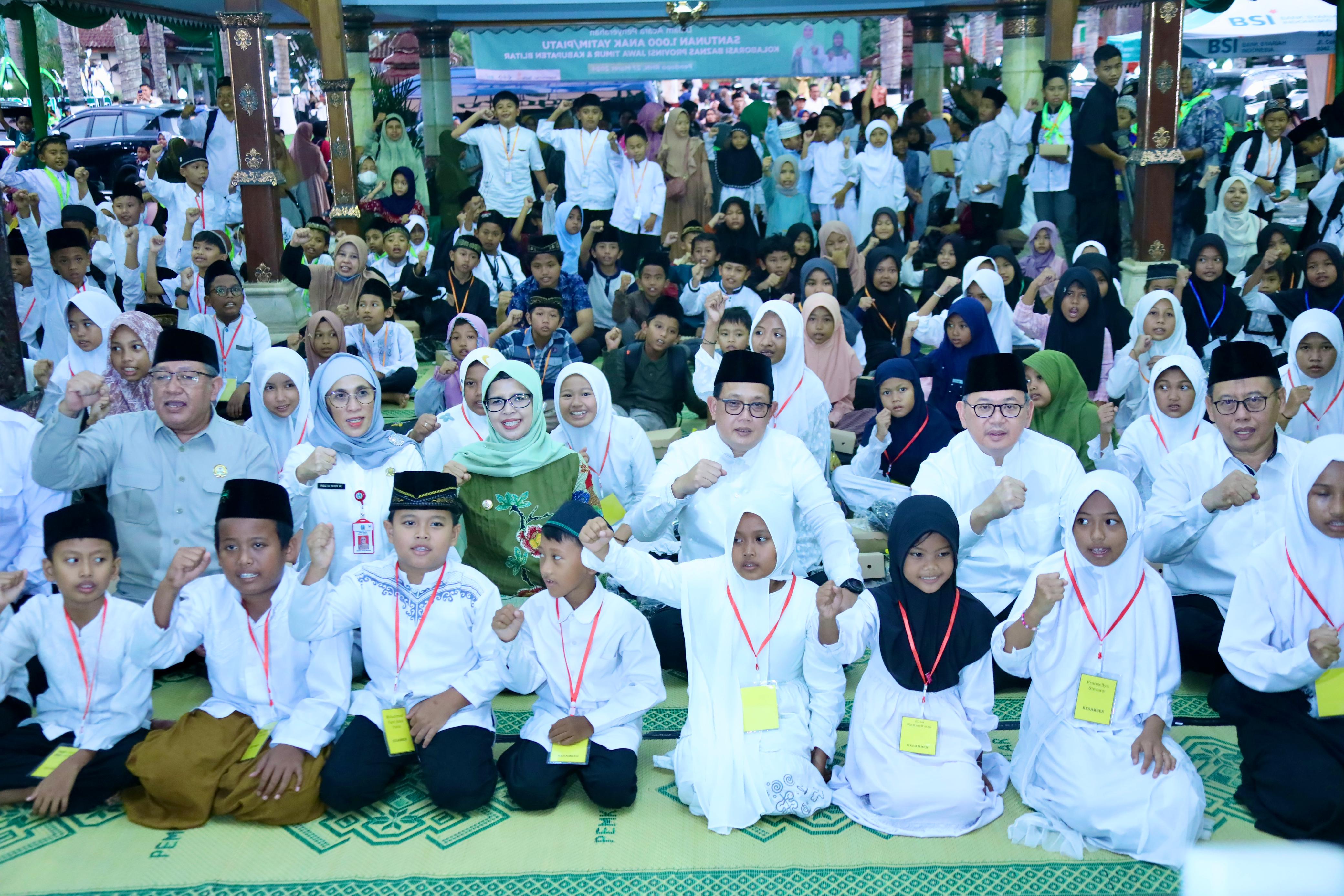 Safari Ramadhan di Kabupaten Blitar, Pj. Gubernur Adhy Salurkan Santunan 1.000 Anak Yatim Piatu, Zakat Produktif hingga Gelar Pasar Murah.