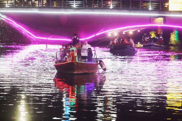 Menikmati "gemerlap malam" di sepanjang Sungai Kalimas
