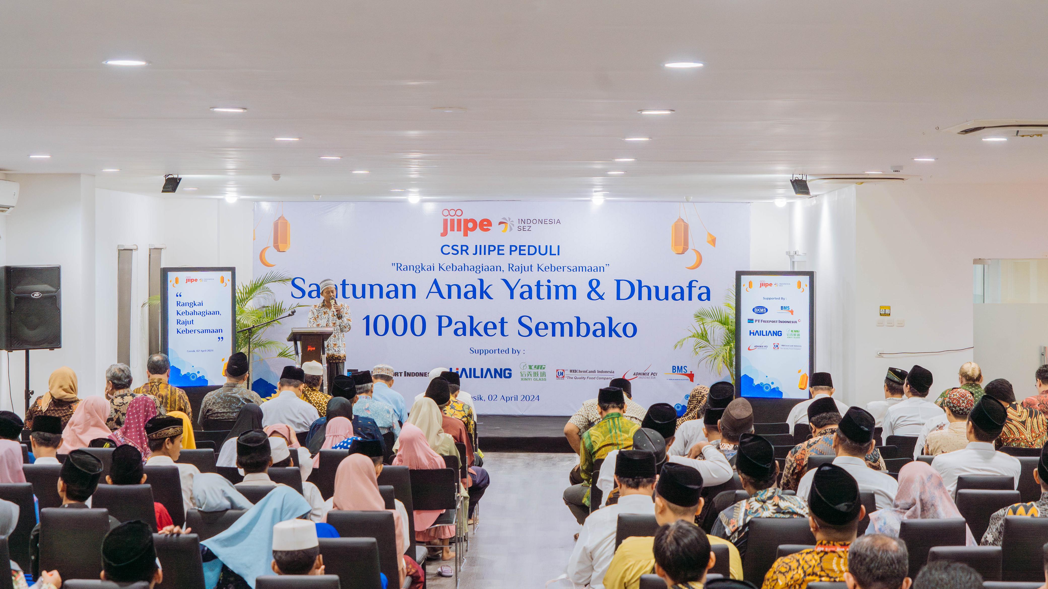 KEK JIIPE Gresik Berbagi Kebahagiaan Kepada Warga Sekitar di Bulan Ramadhan