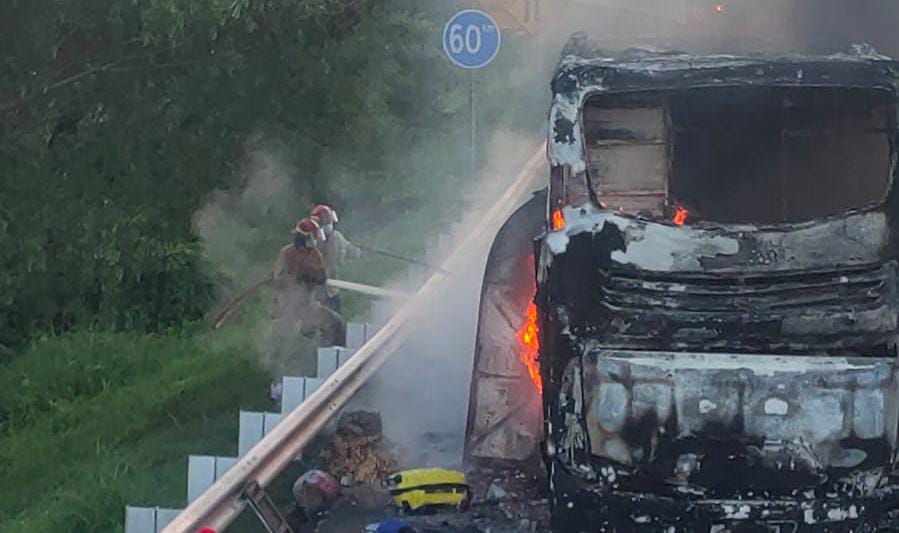 Bus Pahala Kencana Terbakar di Tol KM 705 A Jombang, Puluhan Penumpang Selamat