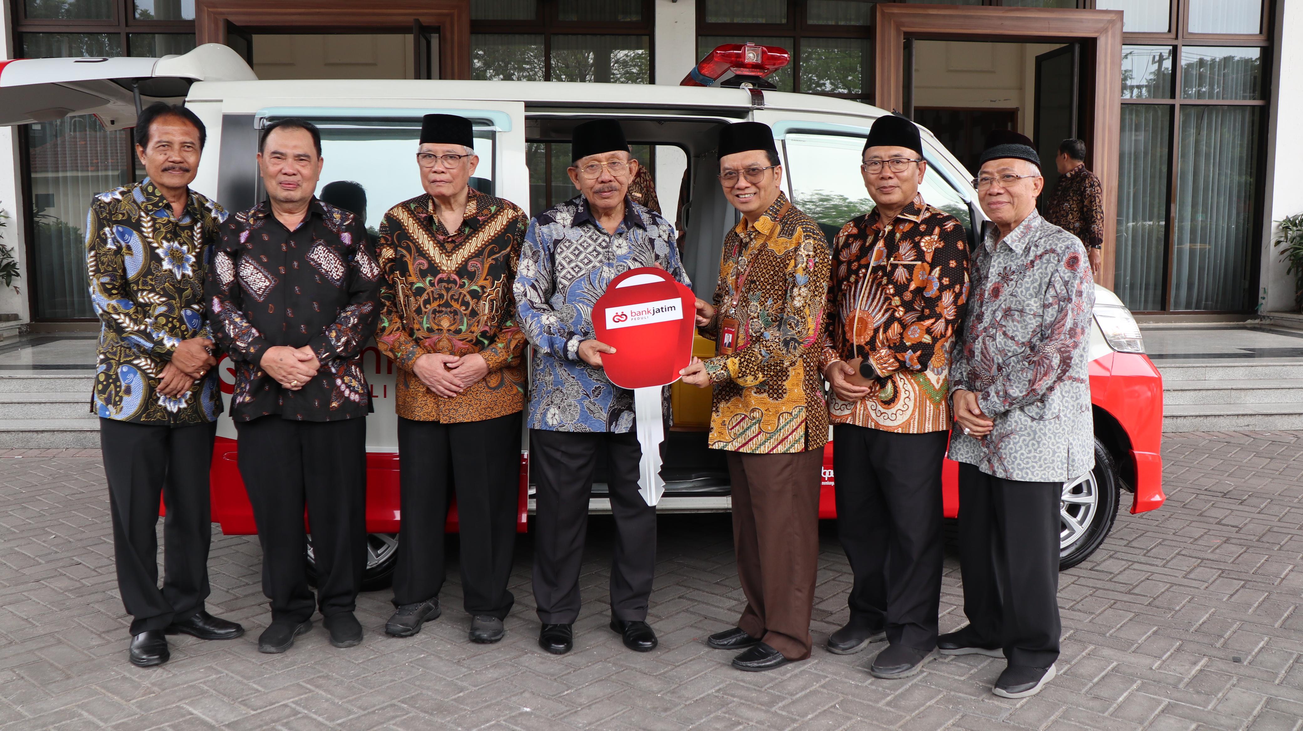 Bank Jatim Dukung Pelayanan Kesehatan Palang Merah Indonesia Jatim, Sumbang Unit Ambulans