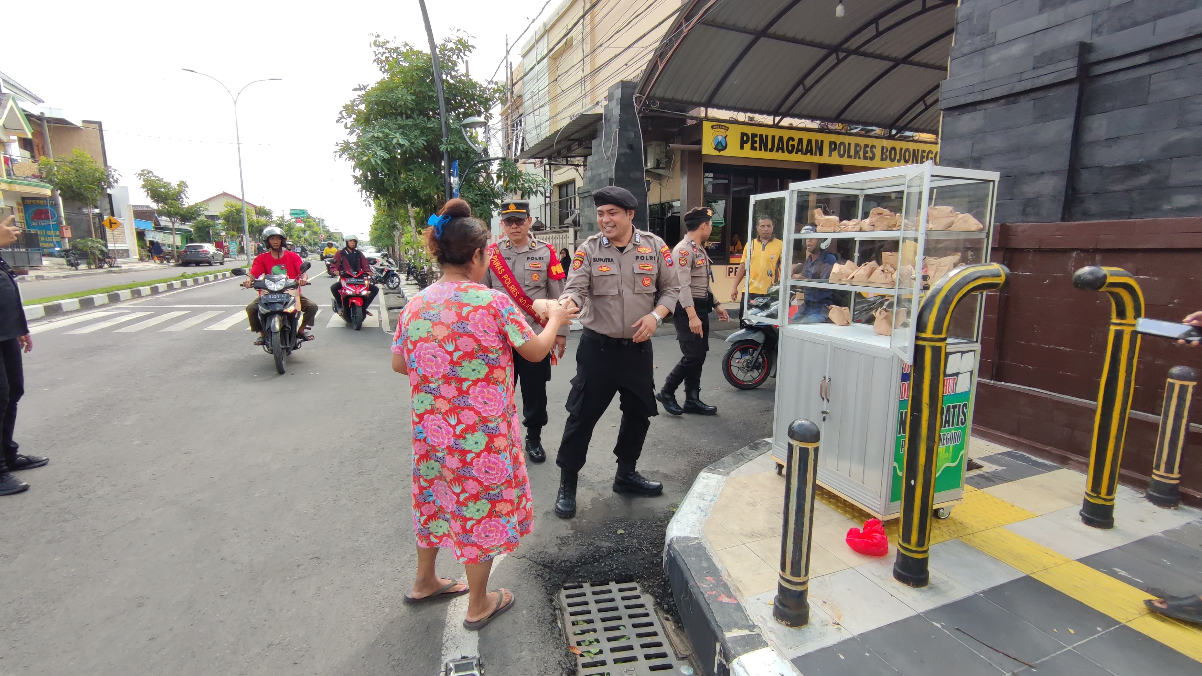 Polres Bojonegoro Bagi-bagi Nasi Gratis di Jumat Berkah