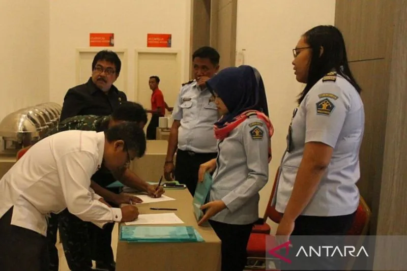 Imigrasi Pamekasan Pulangkan Dua WNA Asal Malaysia