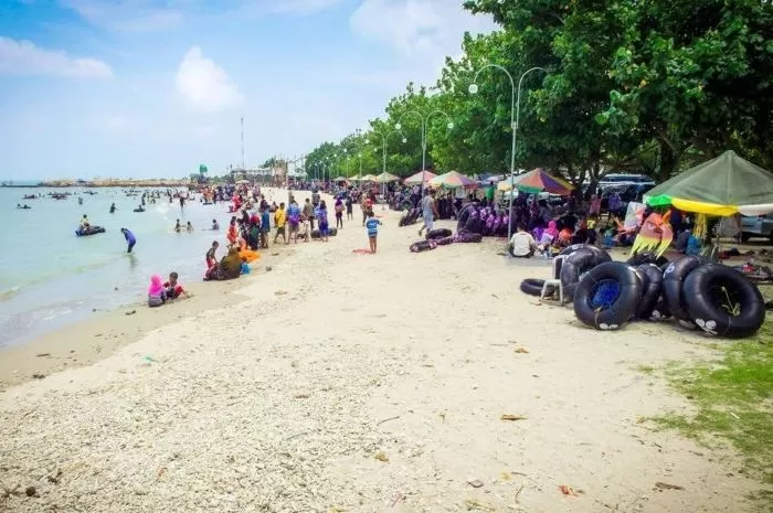Berwisata ke Pantai Pasir Putih Dalegan Gresik saat Liburan Mudik Hari Raya Idul Fitri 1445 Hijriah
