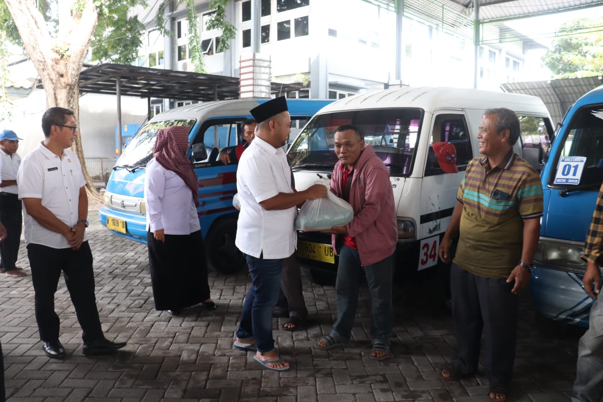 Kompak, Bupati dan Wakil Bupati Gresik Bagikan Ratusan Paket Sembako untuk Sopir Angkutan Umum