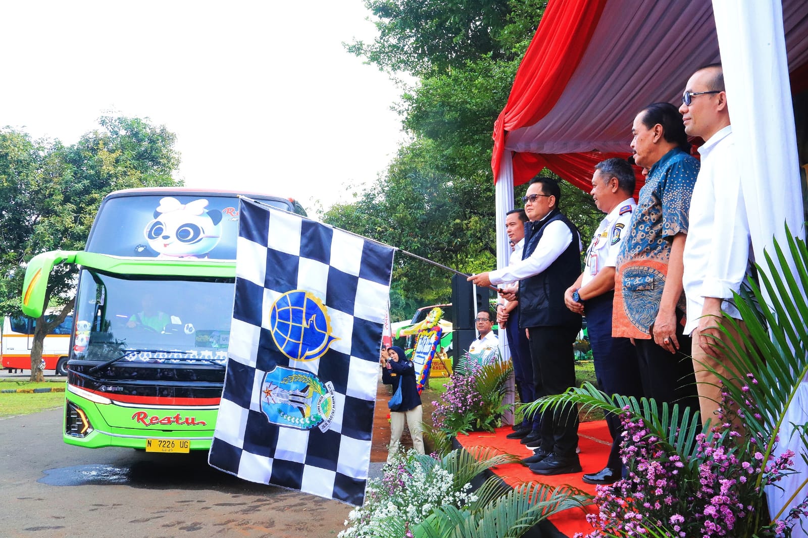 Pj. Gubernur Adhy Berangkatkan 1.095 Pemudik Gratis Rute Jakarta - Jatim