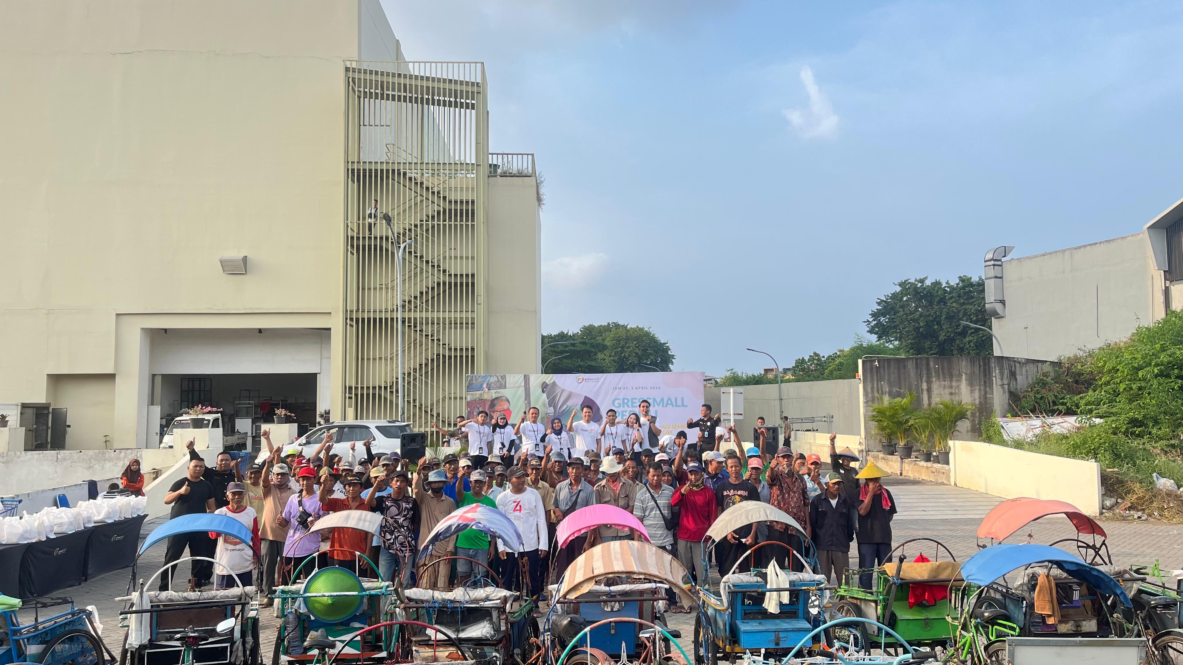 Puluhan Tukang Becak Serbu Gressmall di Bulan Ramadhan